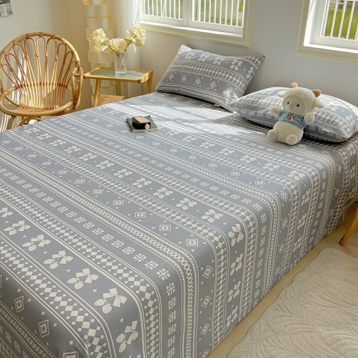 91家纺网 家纺一手货源 找家纺 爱彼家纺 2025新款热门卡通条纹原棉老粗布凉席床单 草莓格-灰