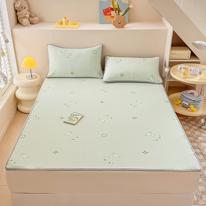 91家纺网 家纺一手货源 找家纺 雪鲨家纺  2025新款凉感冰豆豆凉席凉豆豆三件套冰丝提花软席PE 小熊绿