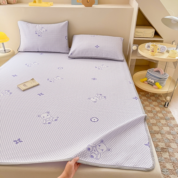 91家纺网 家纺一手货源 找家纺 雪鲨家纺  2025新款凉感冰豆豆凉席凉豆豆三件套冰丝提花软席PE 小熊紫