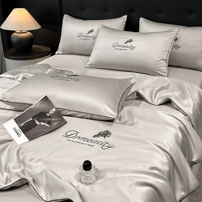 91家纺网 家纺一手货源 找家纺 伊梵居 2025新款水洗真丝刺绣夏被四件套 梦羽-山灰