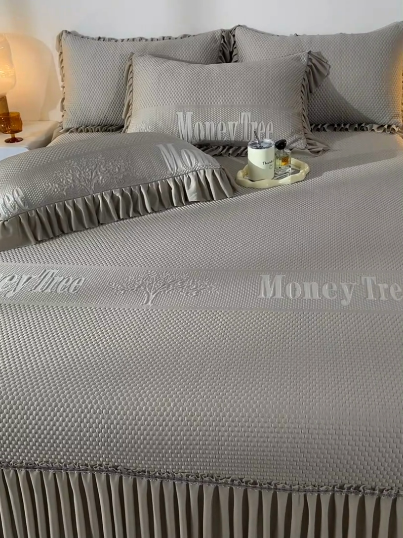 91家纺网 家纺一手货源 找家纺 诺梵家纺 2025新款 pe 乙纶立体提花凉豆豆席凉席床裙款【控价1.5米119 ；1.8米129；2.0米139】 金钱树-灰