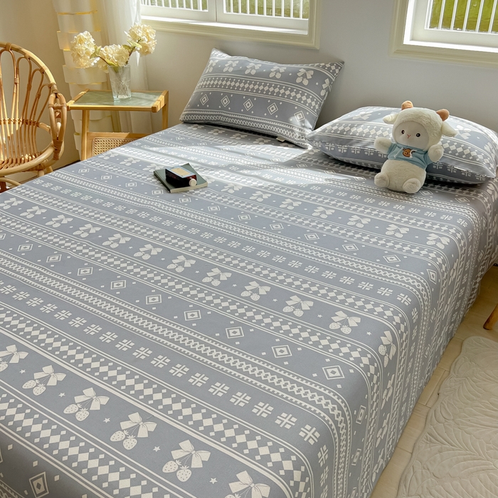 91家纺网 家纺一手货源 找家纺 爱彼家纺 2025新款热门卡通条纹原棉老粗布凉席床单 草莓格-灰