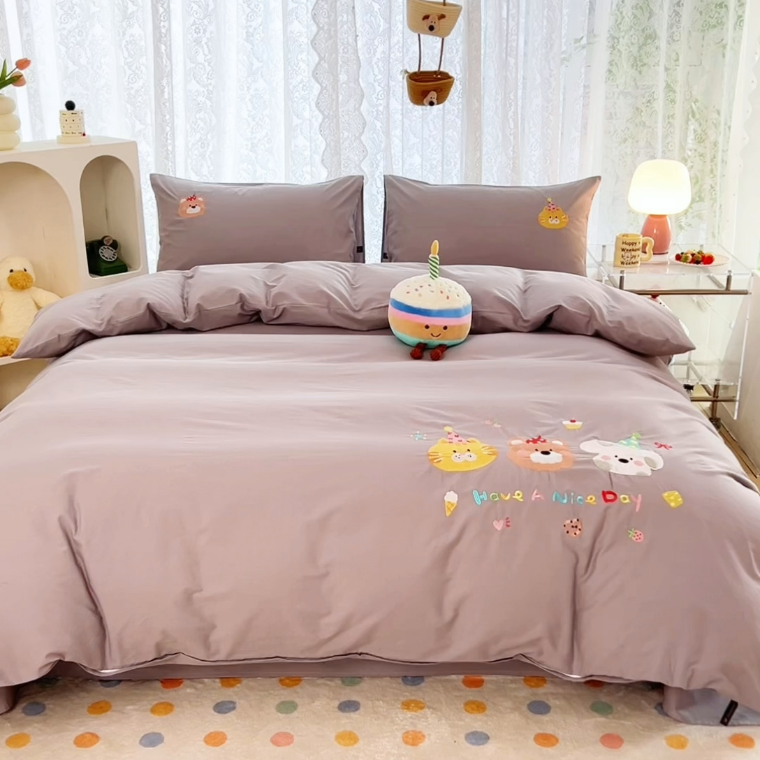 91家纺网 家纺一手货源 找家纺 曼町家居 2025春夏新款40支全棉纯棉水洗棉刺绣四件套 萌趣熊抱-薄雾灰