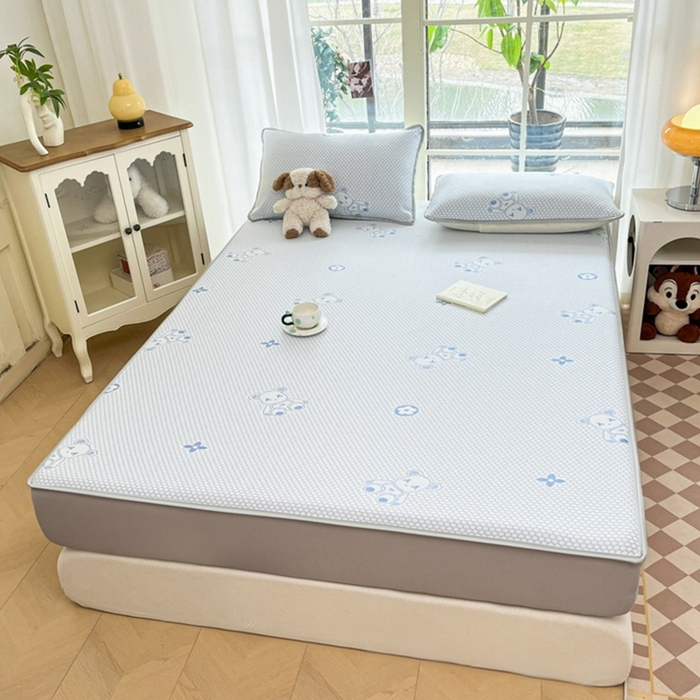 91家纺网 家纺一手货源 找家纺 静缘分2025新款直播爆款凉豆豆冰丝凉席三件套床笠款可水洗机洗夏季凉感冰豆豆空调席软席子 宝贝熊-蓝