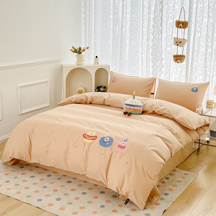 91家纺网 家纺一手货源 找家纺 曼町家居 2025春夏新款40支全棉纯棉水洗棉刺绣四件套 哆啦趣梦--浅纱色