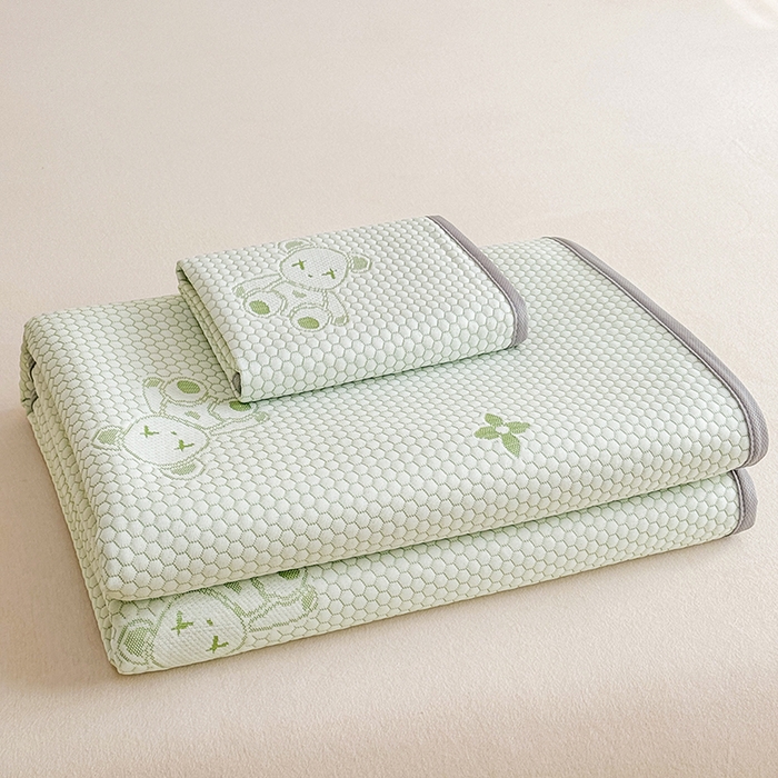 91家纺网 家纺一手货源 找家纺 雪鲨家纺  2025新款凉感冰豆豆凉席凉豆豆三件套冰丝提花软席PE 小熊绿