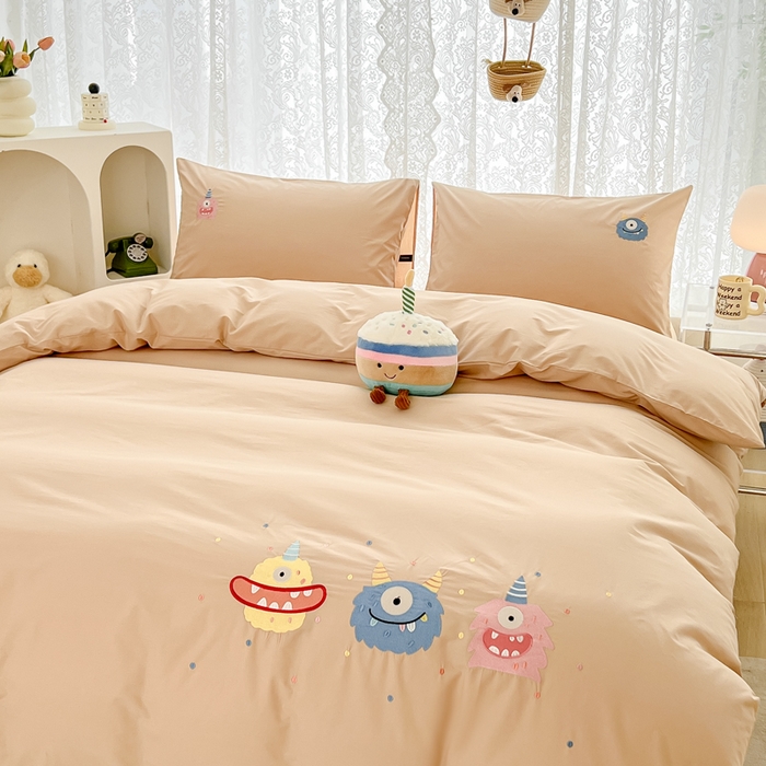 91家纺网 家纺一手货源 找家纺 曼町家居 2025春夏新款40支全棉纯棉水洗棉刺绣四件套 哆啦趣梦--浅纱色