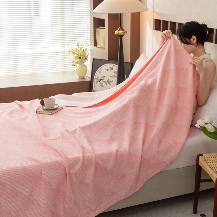 91家纺网 家纺一手货源 找家纺 乐家毛巾被 2025春夏新款三层棉全棉纯棉毛巾被 粉色波纹