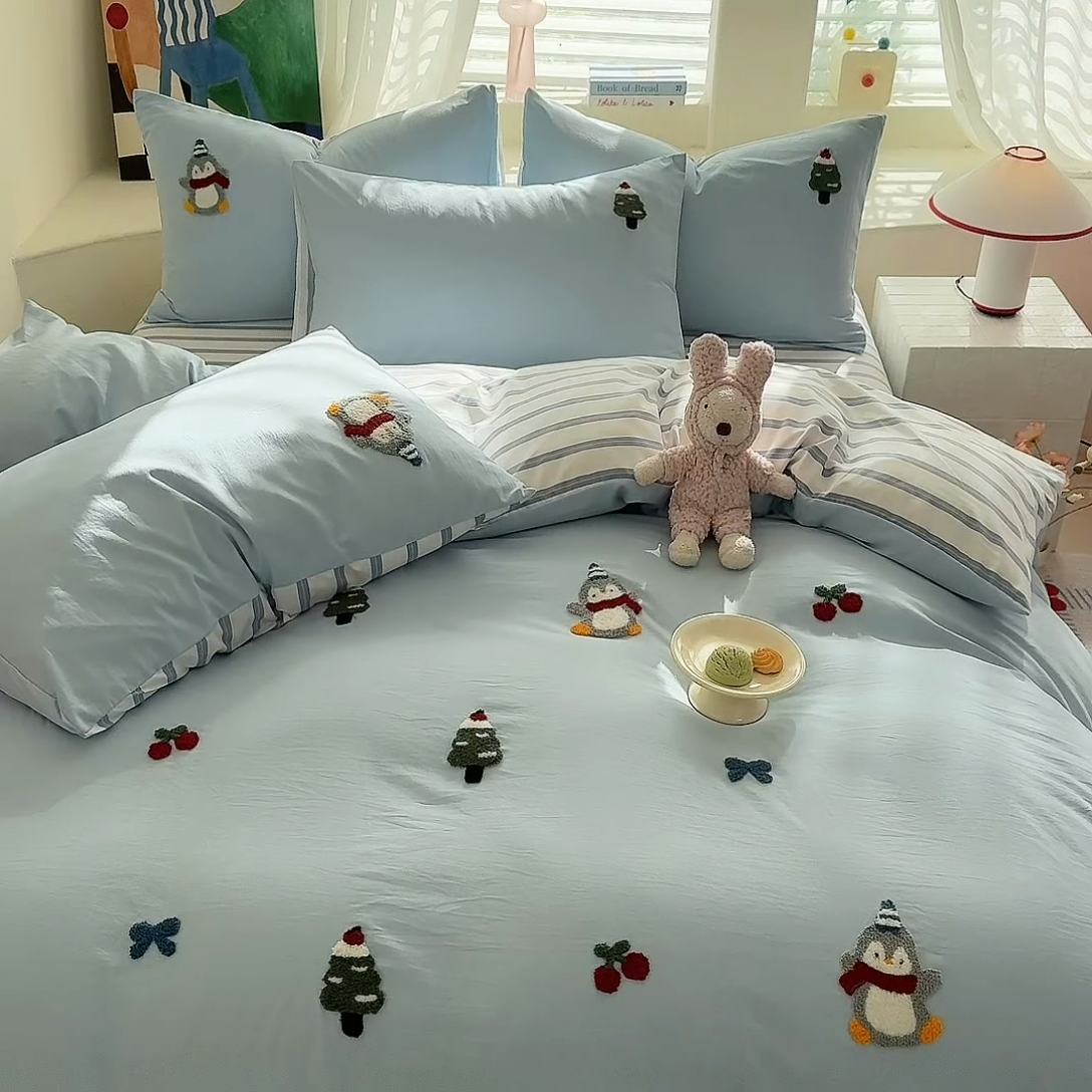 91家纺网 家纺一手货源 找家纺 多品 2025春夏新款水洗棉毛巾绣卡通系列被套单件-单被套 豆丁企鹅 蓝条