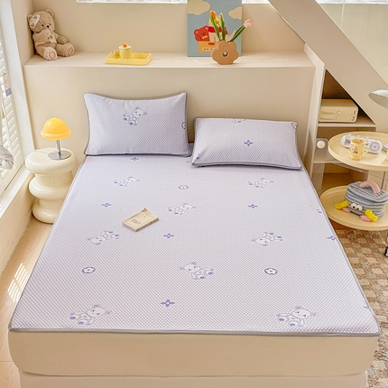 91家纺网 家纺一手货源 找家纺 雪鲨家纺  2025新款凉感冰豆豆凉席凉豆豆三件套冰丝提花软席PE 小熊紫