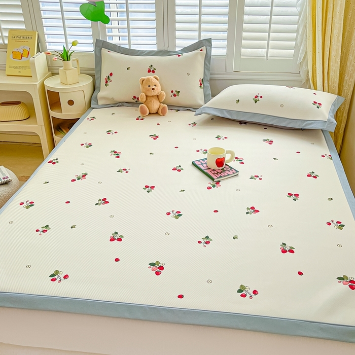 91家纺网 家纺一手货源 找家纺 星座家纺 2025新款复合提花凉感丝凉席三件套平铺款 奶油草莓