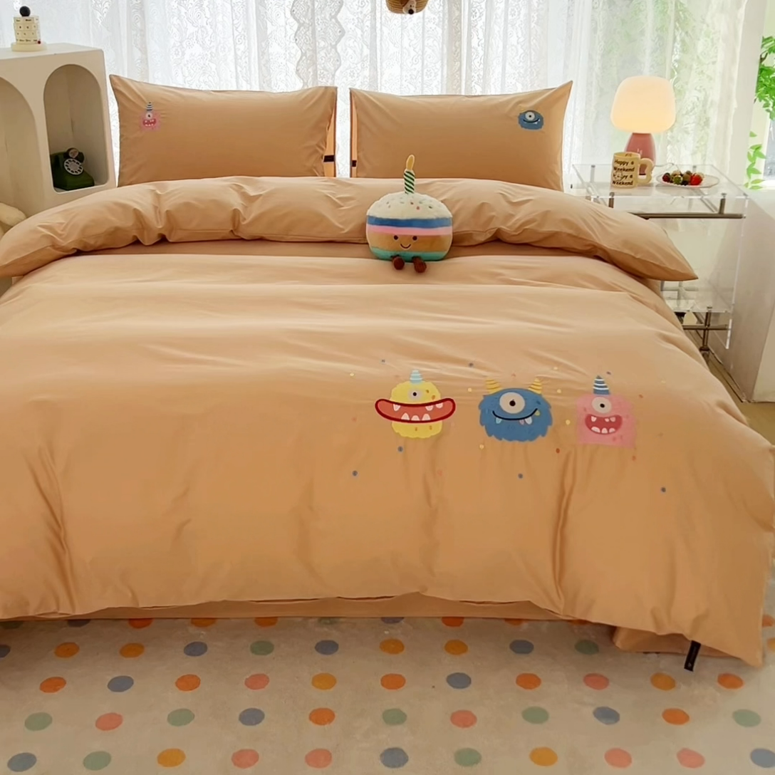 91家纺网 家纺一手货源 找家纺 曼町家居 2025春夏新款40支全棉纯棉水洗棉刺绣四件套 哆啦趣梦--浅纱色