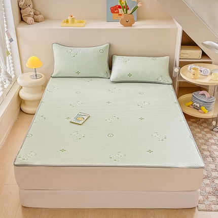 91家纺网 家纺一手货源 找家纺 雪鲨家纺  2025新款凉感冰豆豆凉席凉豆豆三件套冰丝提花软席PE 小熊绿