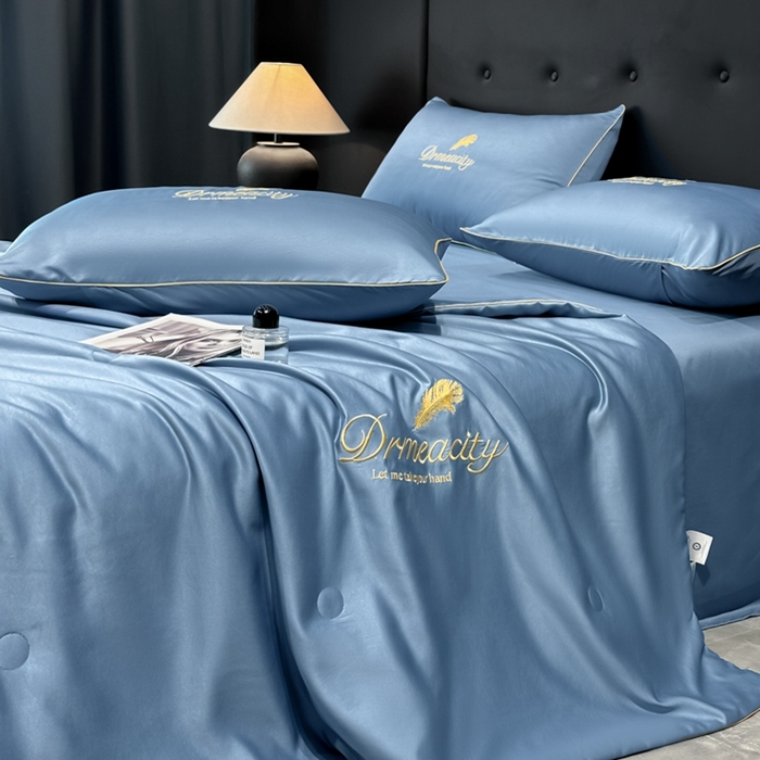 91家纺网 家纺一手货源 找家纺 伊梵居 2025新款水洗真丝刺绣夏被四件套 梦羽-宾利蓝