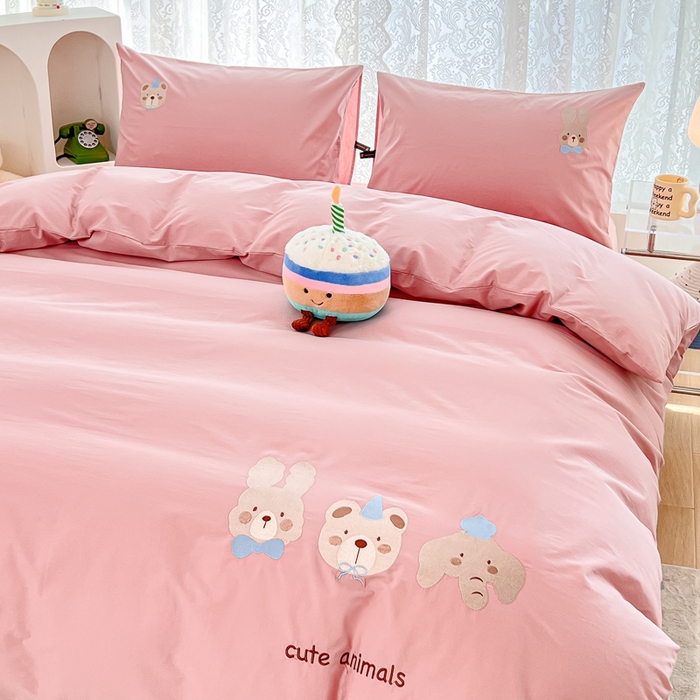 91家纺网 家纺一手货源 找家纺 曼町家居 2025春夏新款40支全棉纯棉水洗棉刺绣四件套 元气星喵-慕斯粉