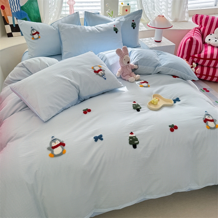 91家纺网 家纺一手货源 找家纺 多品 2025春夏新款水洗棉毛巾绣卡通系列被套单件-单被套 豆丁企鹅 小格