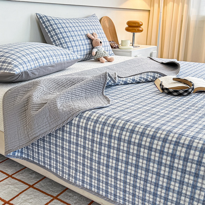 91家纺网 家纺一手货源 找家纺 沐纯家居 2025新款格子款天丝棉床盖三件套 布丁蓝-配灰