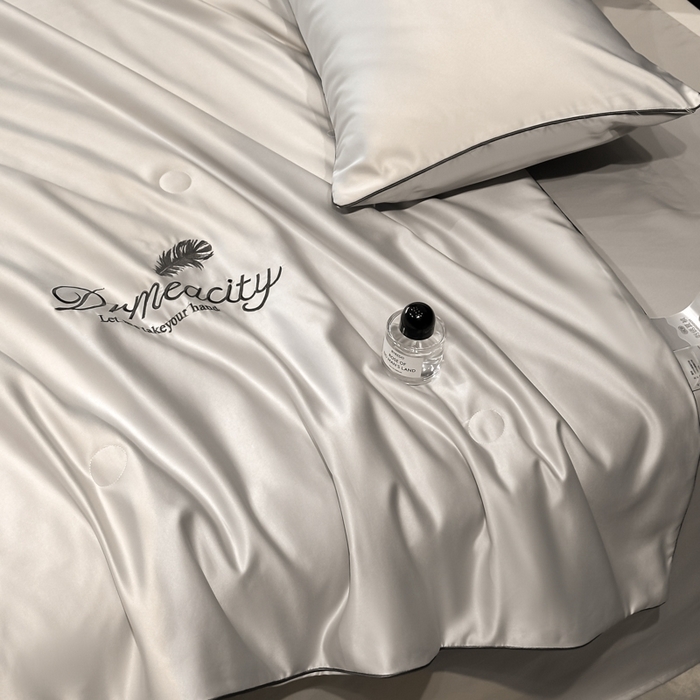 91家纺网 家纺一手货源 找家纺 伊梵居 2025新款水洗真丝刺绣夏被四件套 梦羽-山灰