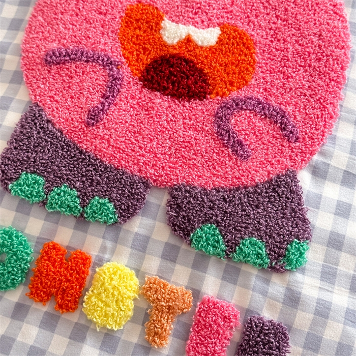 91家纺网 家纺一手货源 找家纺 多品 2025春夏新款水洗棉毛巾绣卡通系列四件套-系列二 格子怪兽