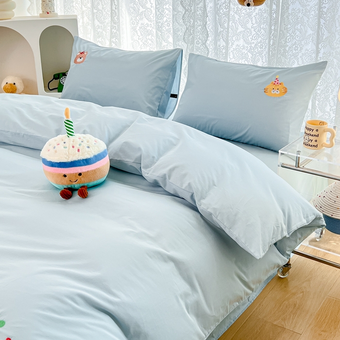 91家纺网 家纺一手货源 找家纺 曼町家居 2025春夏新款40支全棉纯棉水洗棉刺绣四件套 萌趣熊抱-北欧蓝