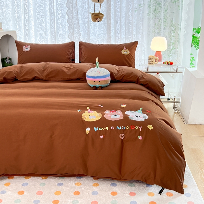 91家纺网 家纺一手货源 找家纺 曼町家居 2025春夏新款40支全棉纯棉水洗棉刺绣四件套 萌趣熊抱-复古咖