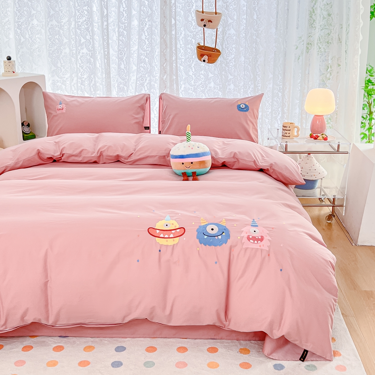 91家纺网 家纺一手货源 找家纺 曼町家居 2025春夏新款40支全棉纯棉水洗棉刺绣四件套 哆啦趣梦--慕斯粉