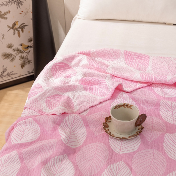 91家纺网 家纺一手货源 找家纺 乐家毛巾被 2025春夏新款三层棉全棉纯棉毛巾被 粉色树叶