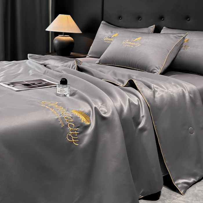 91家纺网 家纺一手货源 找家纺 伊梵居 2025新款水洗真丝刺绣夏被四件套 梦羽-高级灰