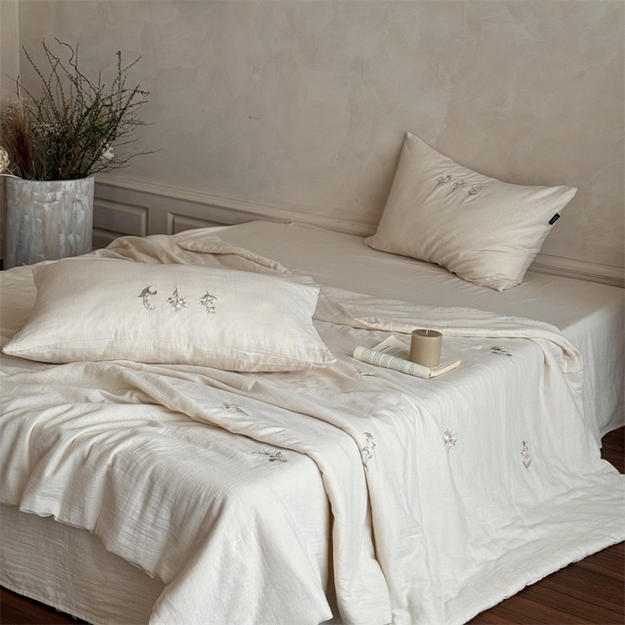 91家纺网 家纺一手货源 找家纺 鹿班家居 2025年夏季双层皱皱纱刺绣夏被系列—猫耳花园【标准会员-20元】 白色