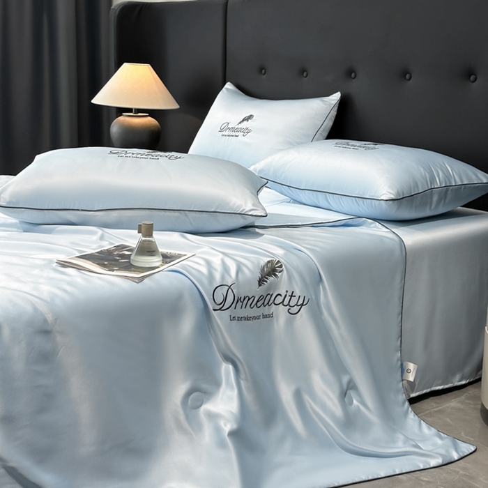 91家纺网 家纺一手货源 找家纺 伊梵居 2025新款水洗真丝刺绣夏被四件套 梦羽-天空蓝