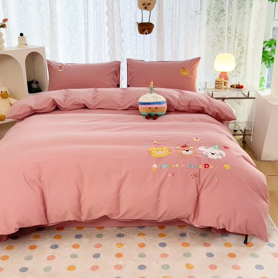 91家纺网 家纺一手货源 找家纺 曼町家居 2025春夏新款40支全棉纯棉水洗棉刺绣四件套 萌趣熊抱--慕斯粉