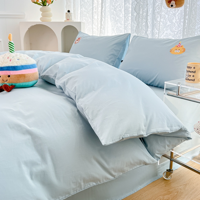 91家纺网 家纺一手货源 找家纺 曼町家居 2025春夏新款40支全棉纯棉水洗棉刺绣四件套 萌趣熊抱-北欧蓝