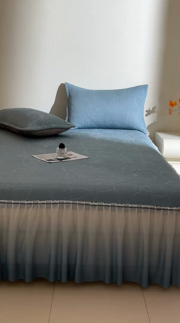 91家纺网 家纺一手货源 找家纺 卡初家居（原微来） 2025新款乙纶冰豆豆渐变色床裙款凉席席子 渐变蓝