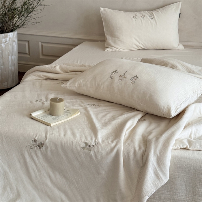 91家纺网 家纺一手货源 找家纺 鹿班家居 2025年夏季双层皱皱纱刺绣夏被系列—猫耳花园【标准会员-20元】 白色