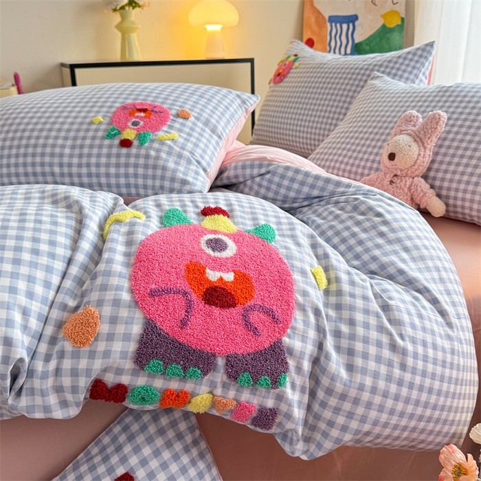 91家纺网 家纺一手货源 找家纺 多品 2025春夏新款水洗棉毛巾绣卡通系列四件套-系列二 格子怪兽