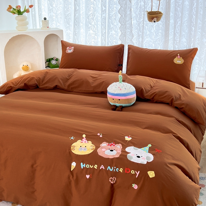 91家纺网 家纺一手货源 找家纺 曼町家居 2025春夏新款40支全棉纯棉水洗棉刺绣四件套 萌趣熊抱-复古咖