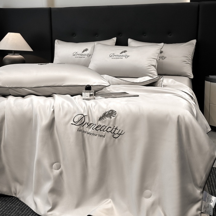 91家纺网 家纺一手货源 找家纺 伊梵居 2025新款水洗真丝刺绣夏被四件套 梦羽-山灰