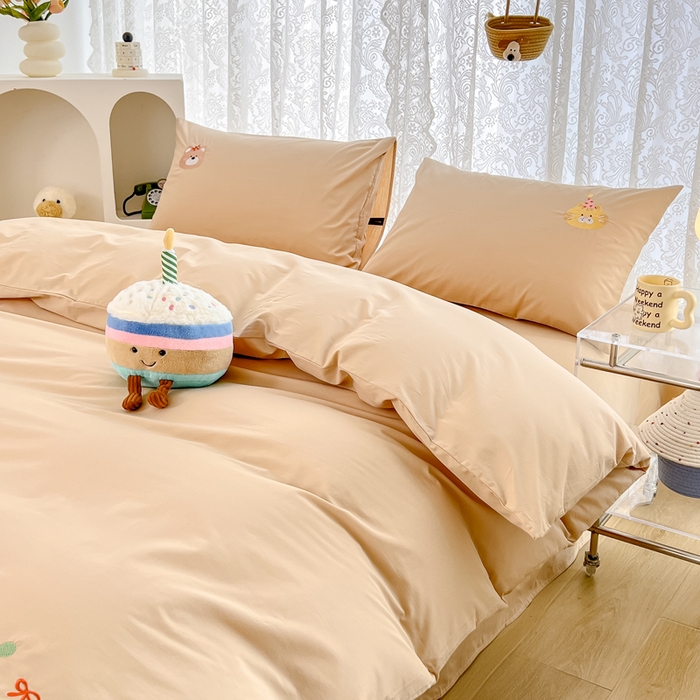 91家纺网 家纺一手货源 找家纺 曼町家居 2025春夏新款40支全棉纯棉水洗棉刺绣四件套 萌趣熊抱-浅纱色