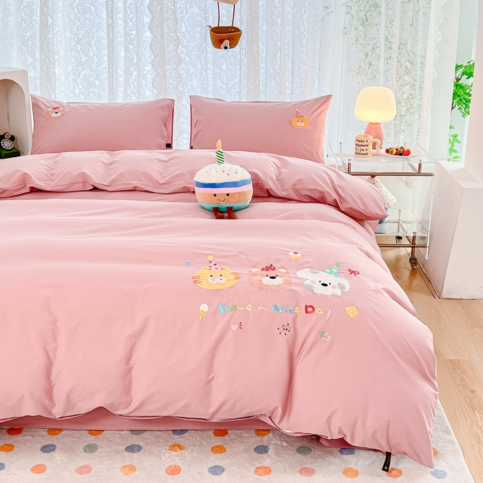 91家纺网 家纺一手货源 找家纺 曼町家居 2025春夏新款40支全棉纯棉水洗棉刺绣四件套 萌趣熊抱--慕斯粉