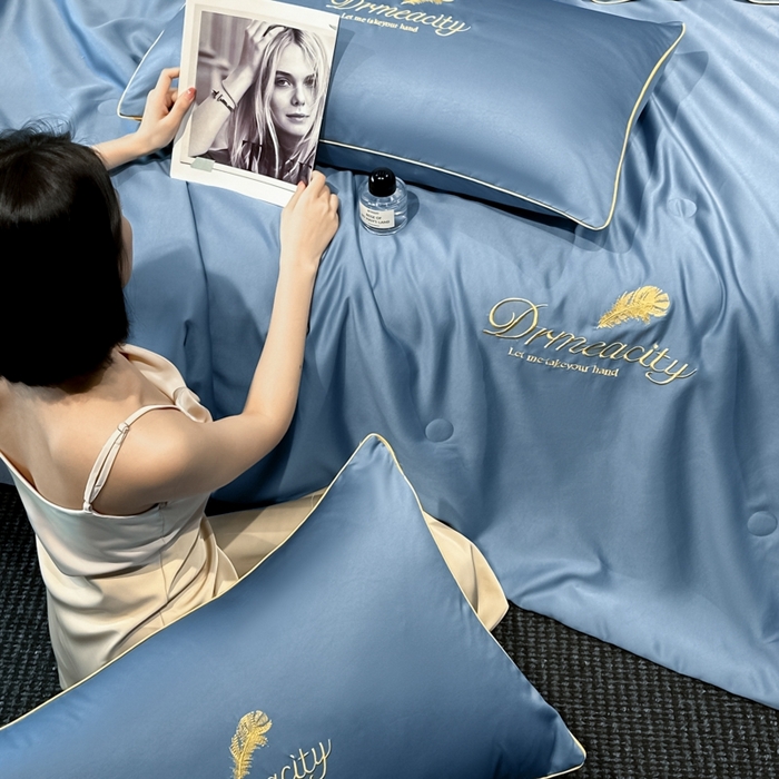 91家纺网 家纺一手货源 找家纺 伊梵居 2025新款水洗真丝刺绣夏被四件套 梦羽-宾利蓝