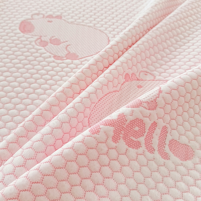 91家纺网 家纺一手货源 找家纺 雪鲨家纺  2025新款凉感冰豆豆凉席凉豆豆三件套冰丝提花软席PE 卡比巴拉粉