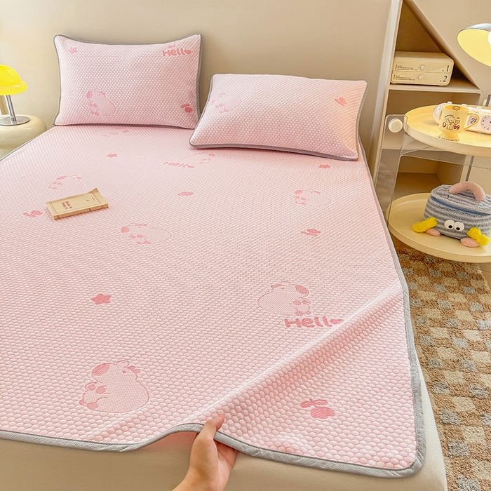 91家纺网 家纺一手货源 找家纺 雪鲨家纺  2025新款凉感冰豆豆凉席凉豆豆三件套冰丝提花软席PE 卡比巴拉粉