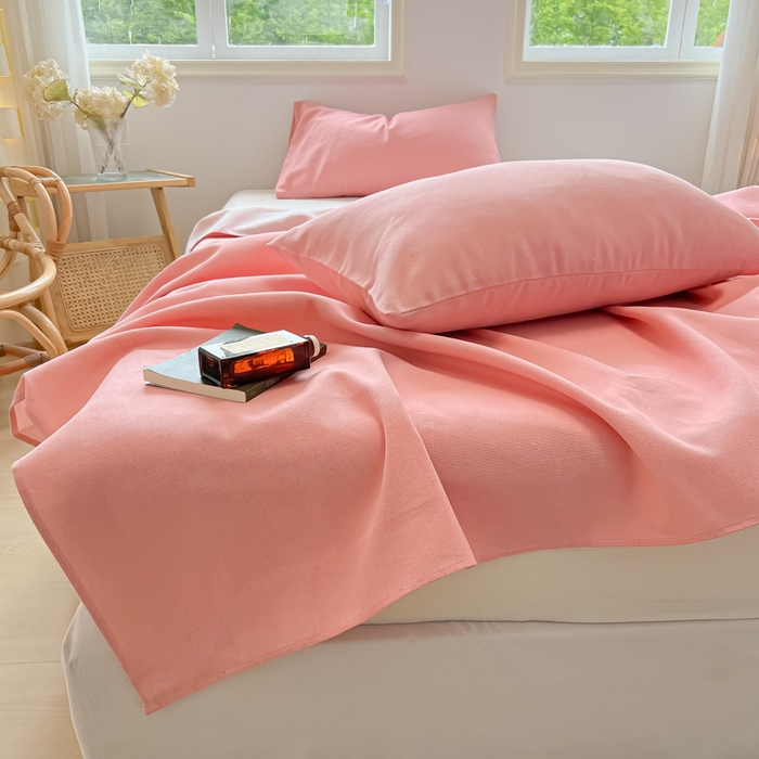 91家纺网 家纺一手货源 找家纺 爱彼家纺 2025新款热门卡通条纹原棉老粗布凉席床单 格调-粉