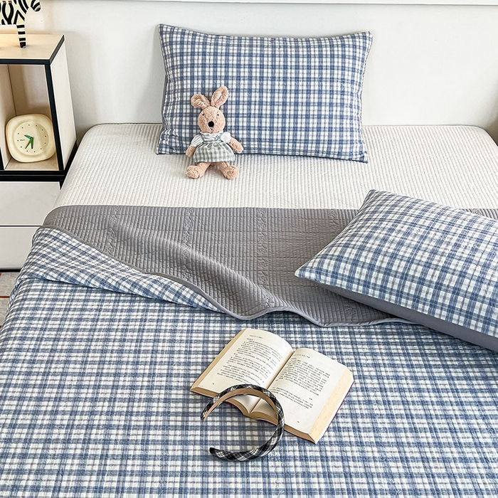 91家纺网 家纺一手货源 找家纺 沐纯家居 2025新款格子款天丝棉床盖三件套 布丁蓝-配灰