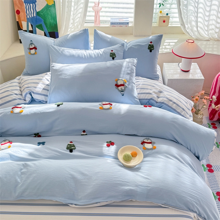 91家纺网 家纺一手货源 找家纺 多品 2025春夏新款水洗棉毛巾绣卡通系列被套单件-单被套 豆丁企鹅 蓝条