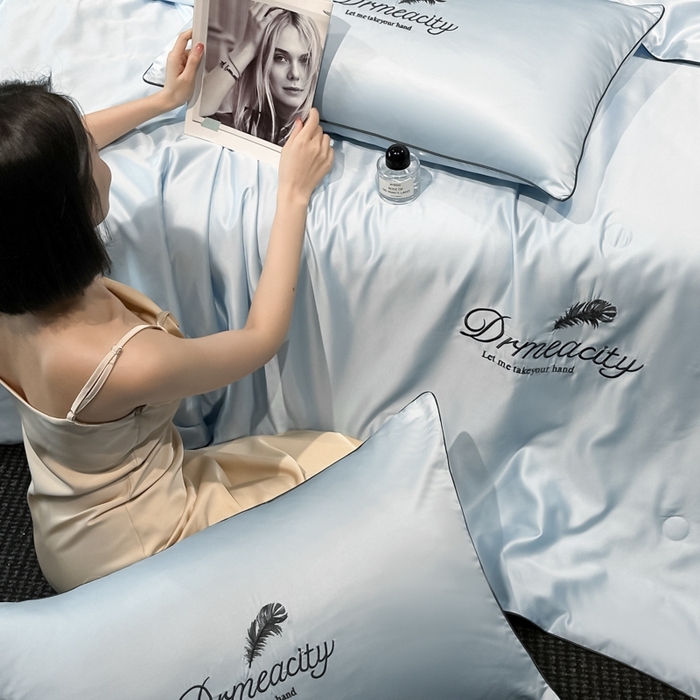 91家纺网 家纺一手货源 找家纺 伊梵居 2025新款水洗真丝刺绣夏被四件套 梦羽-天空蓝