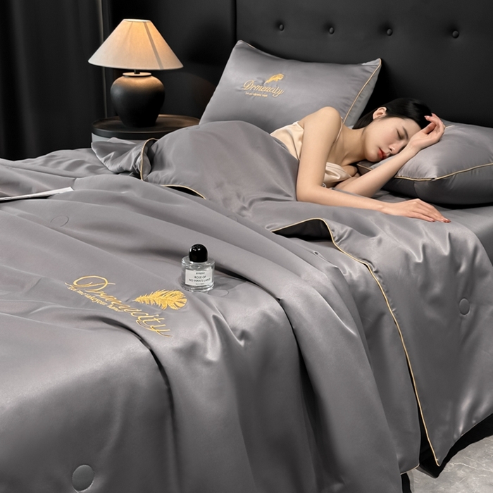 91家纺网 家纺一手货源 找家纺 伊梵居 2025新款水洗真丝刺绣夏被四件套 梦羽-高级灰