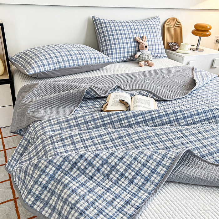 91家纺网 家纺一手货源 找家纺 沐纯家居 2025新款格子款天丝棉床盖三件套 布丁蓝-配灰