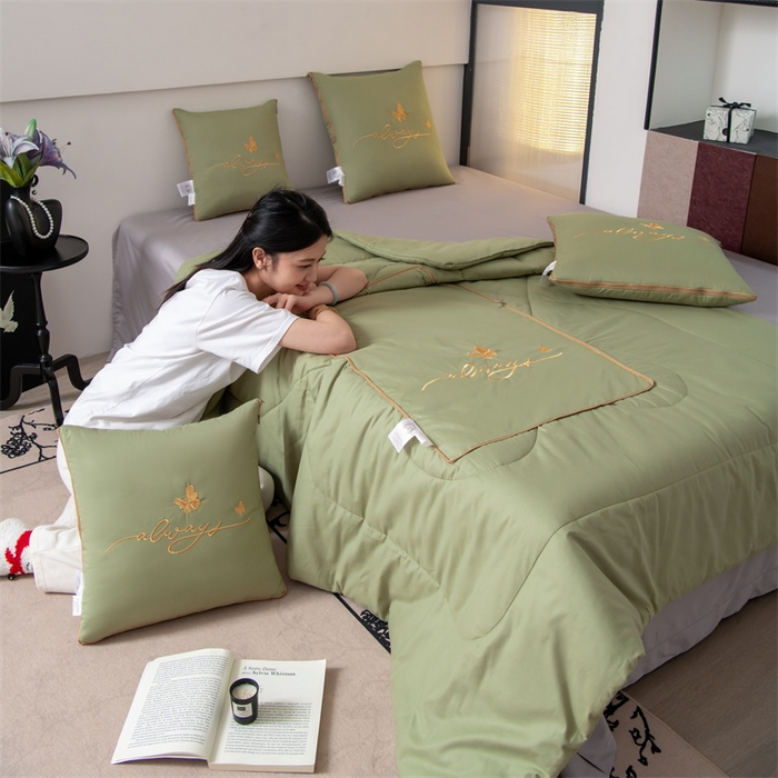 91家纺网 家纺一手货源 找家纺 照世家纺 2025新款柔软透气全棉抱枕被-蝶影（控价不低于40*40的69，45*45的89，50*50的109，55*55的139，60*60的189）蝶影-草绿