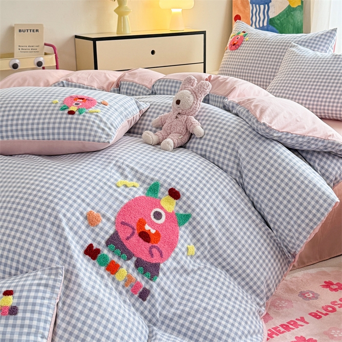 91家纺网 家纺一手货源 找家纺 多品 2025春夏新款水洗棉毛巾绣卡通系列四件套-系列二 格子怪兽